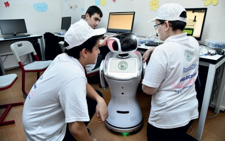 Gaziosmanpaşa Belediyesi Bilgi Evleri öğrencileri robotik yazılımı geliştirdi.