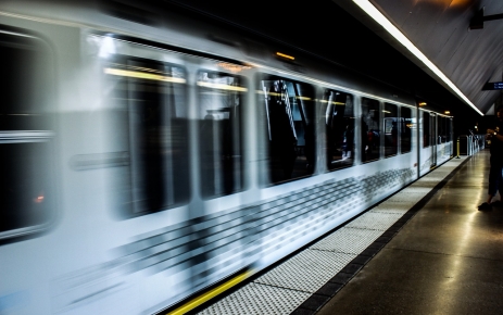 Eyüpsultan-Gaziosmanpaşa Yeşilpınar Metro istasyonunda yolcular kapıların sıkıştırmaları ile karşı karşıya