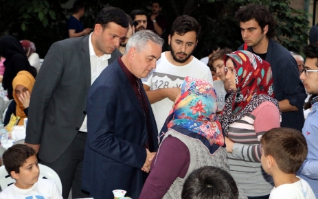 Yeşilpınar'da Eyüp Belediyesi tarafından düzenlenen sokak iftarına katılım yoğun oldu.