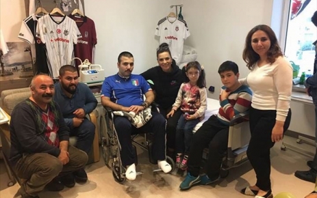 Ahmet Emre'yi tedavi gördüğü hastanede İş, sanat ve siyaset dünyasından