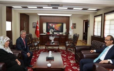Muş Valisi  Seddar Yavuz, yılın annesini makamda ağırladı.
