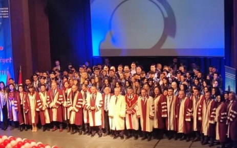 Misafirperver anlamınına gelen Gostivar Uluslararası Vizyon Üniversitesi 3 resmi dilinden