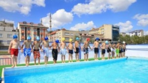 Sultangazi belediyesinin açtığı yüzme kursuna ilgi büyük oldu.