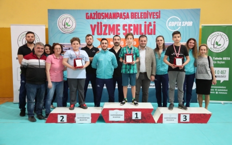 Gaziosmanpaşa Belediyesi tarafından düzenlenen yüzme şenliğinde çocuk ve genç yüzücülerden