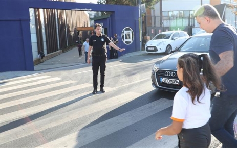 Gaziosmanpaşa Belediyesi Zabıta Müdürlüğü ekipleri, okulların açılmasıyla birlikte ilçe genelindeki
