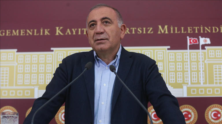 CHP İstanbul eski Milletvekili Gürsel Tekin, kuruluş ilkelerinden uzaklaştığı gerekçesiyle