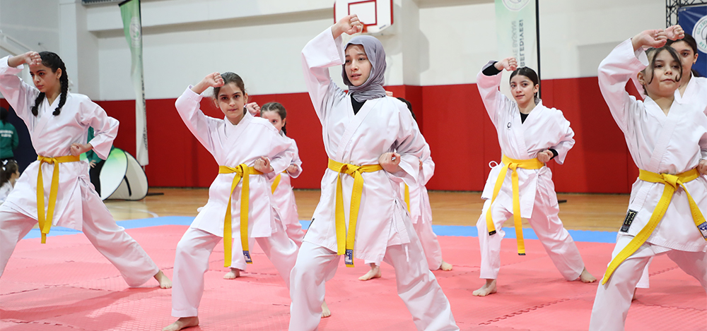 Gaziosmanpaşa Belediyesi'nin düzenlediği Karate-Tekvando Kuşak Terfi Sınavı'nda konuşan Belediye Başkanı