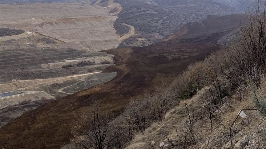 Erzincan'ın İliç ilçesinde altın madeninin bulunduğu geniş bir alanda toprak