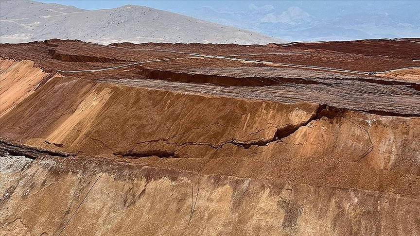 Toprak kaymasının yaşandığı gün sabah saatlerinde madenciler tarafından çekilen fotoğraflarda,