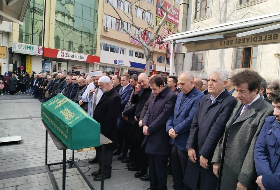 Kanaat Önderi ve İş Adamı Mehmet Özçelik, kılınan cenaze namazı