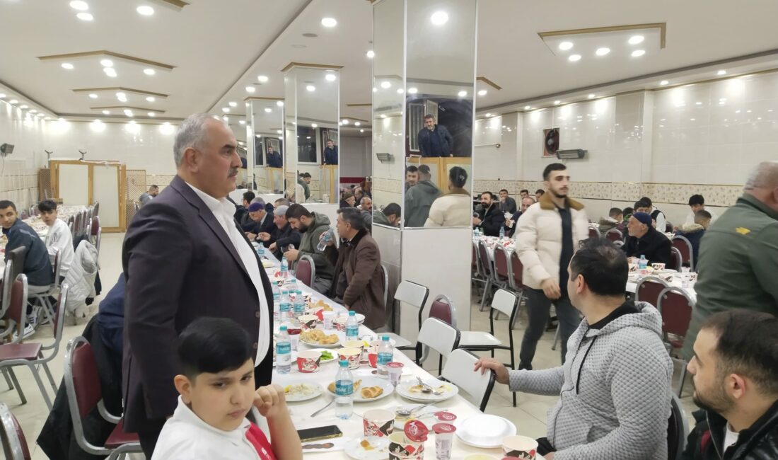 Aşiret Reisi Sabahattin Can,  geleneksel aşiretler iftarına katılım sağlayanlara