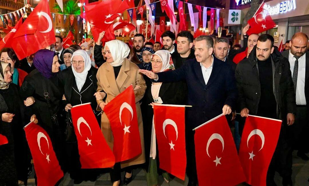 Cumhur İttifakı Çanakkale Zaferinin 109. yılını Gaziosmanpaşa Meydanı’nda fener alayı