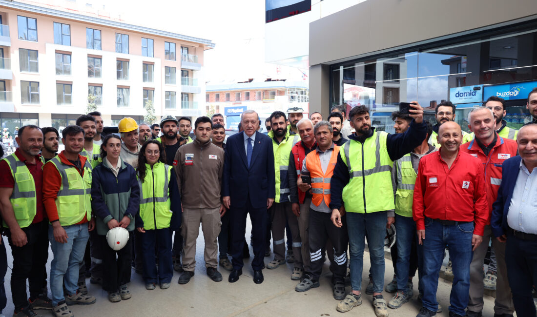 Cumhurbaşkanı Recep Tayyip Erdoğan, Üsküdar Kirazlıtepe Mahallesi'ndeki bir akaryakıt istasyonunu