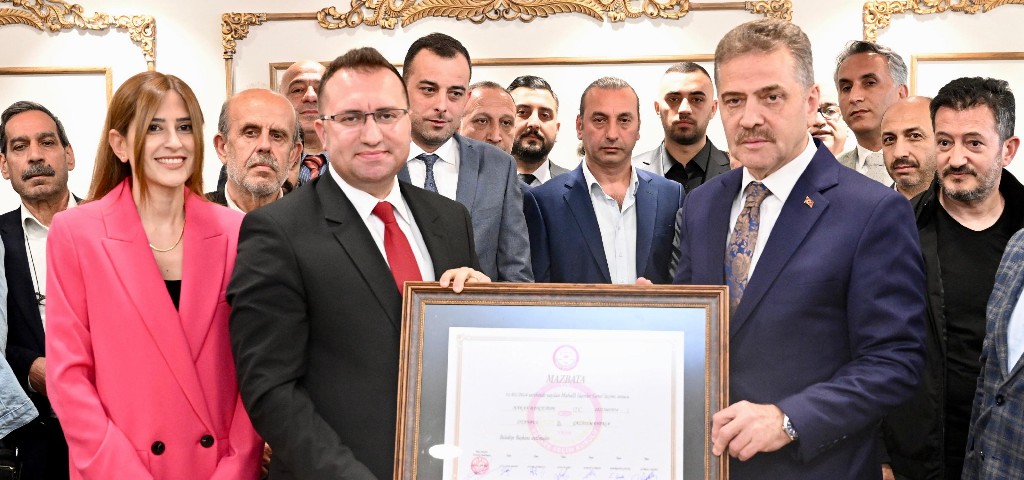 Gaziosmanpaşa Belediye Başkanı Hakan Bahçetepe, belediye binasında gerçekleştirilen devir teslim