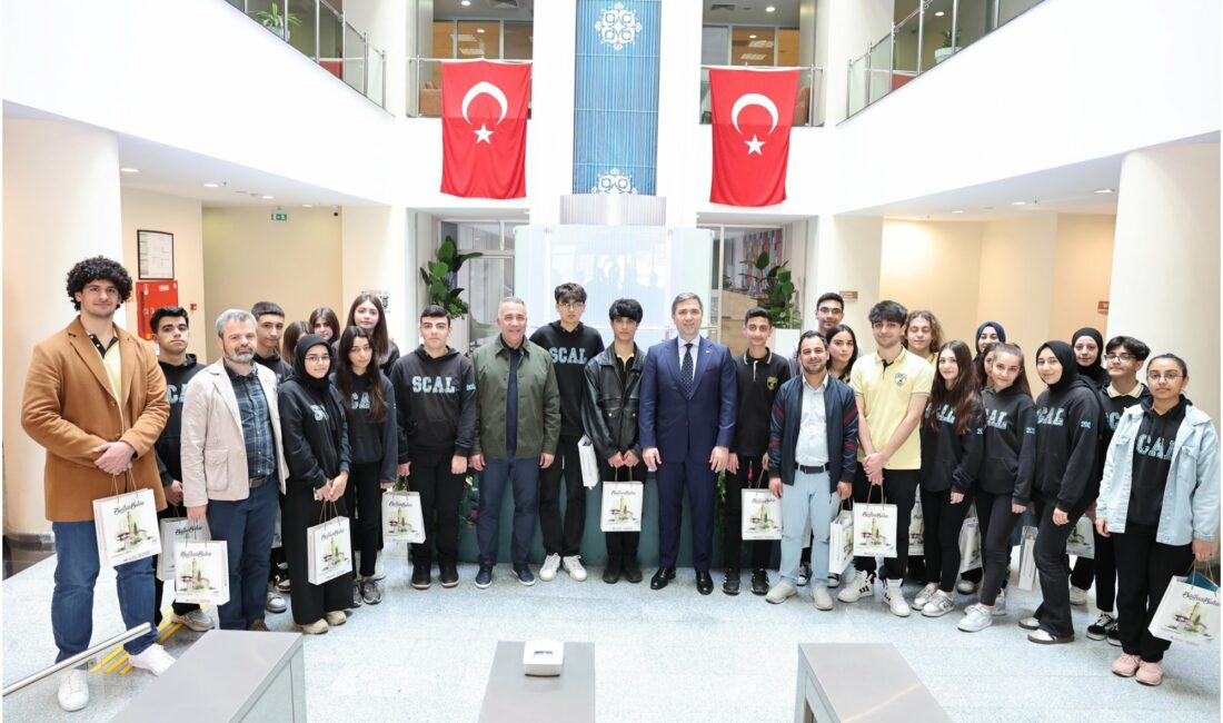 Sultangazi Belediye Başkanı Abdurrahman Dursun, Cumhuriyet Anadolu Lisesi öğrencilerini ağırladı.