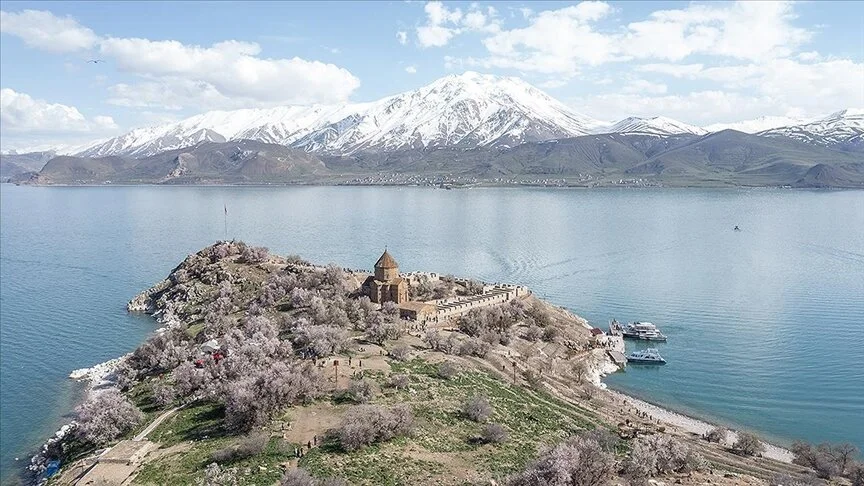 Van'da Temel Fotoğrafçılık Kursu öğrencileri, badem ağaçlarının çiçek açmasıyla renklenen