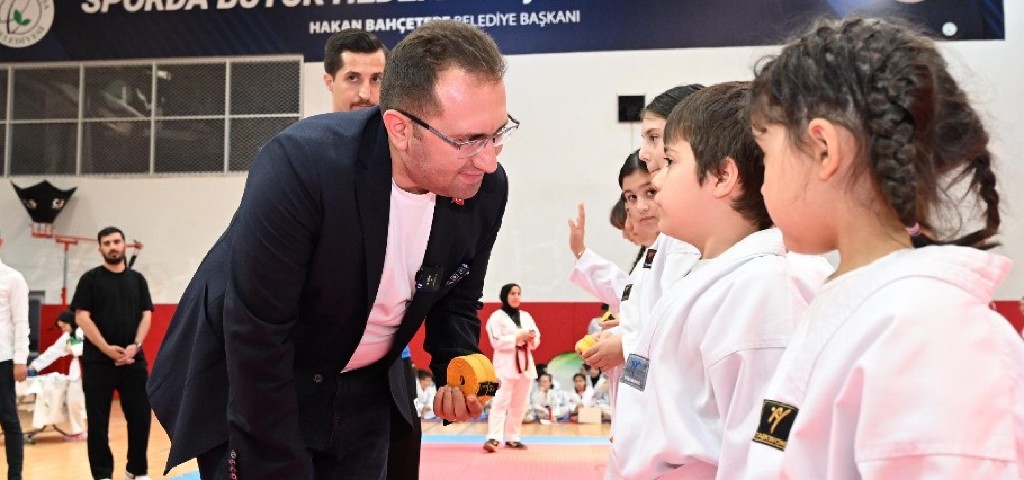 Gaziosmanpaşa Belediyesinin karate ve tekvando kurslarında eğitim gören 160 sporcu,