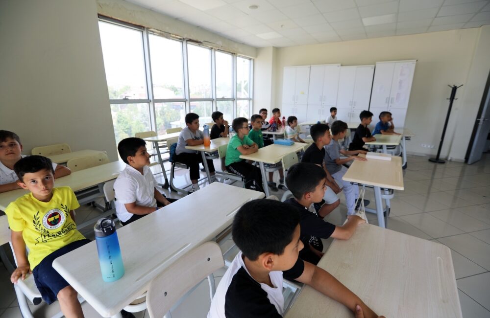 Arnavutköy Belediyesi, gençlerin dini ve sosyal gelişimlerini geliştirecek programlar düzenledi.