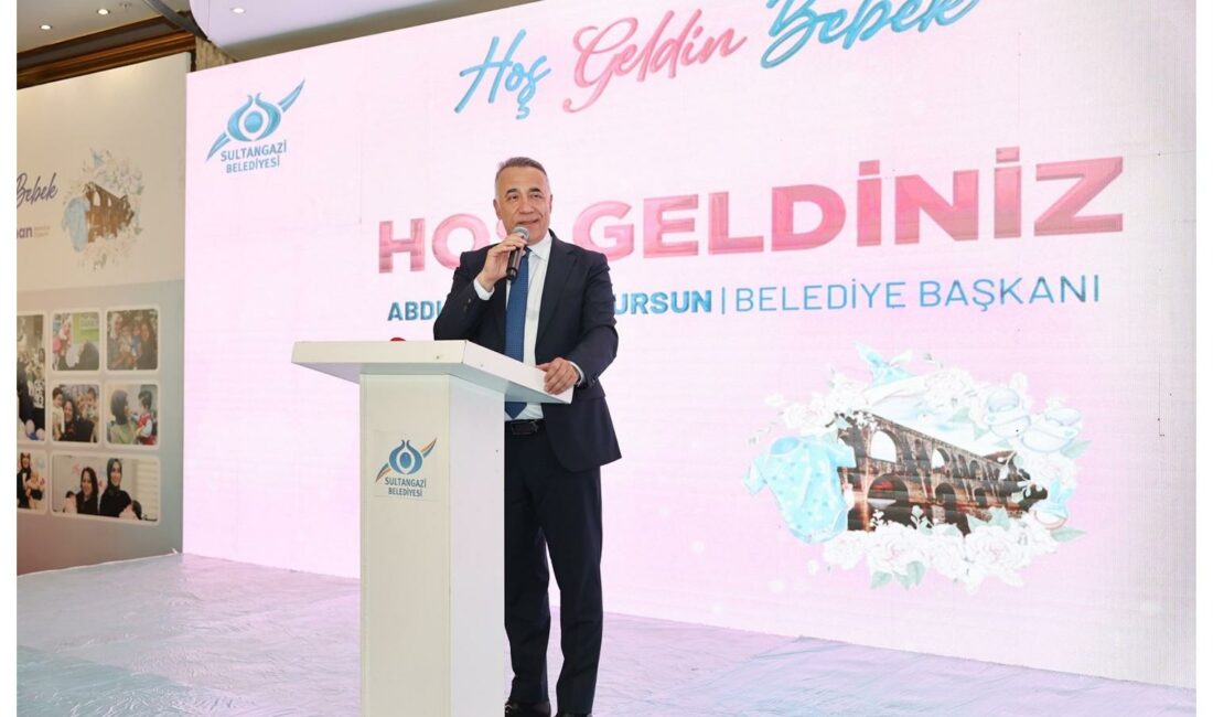 300 anne ve bebek programda bir araya gelirken çocuklar animatör