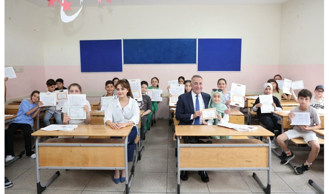 Sultangazi Belediye Başkanı Abdurrahman Dursun, çocukların karne heyecanına ortak oldu.