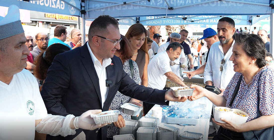 Gaziosmanpaşa Belediye Başkanı Hakan Bahçetepe tarafından ikram edilen aşureye, Gaziosmanpaşalılar