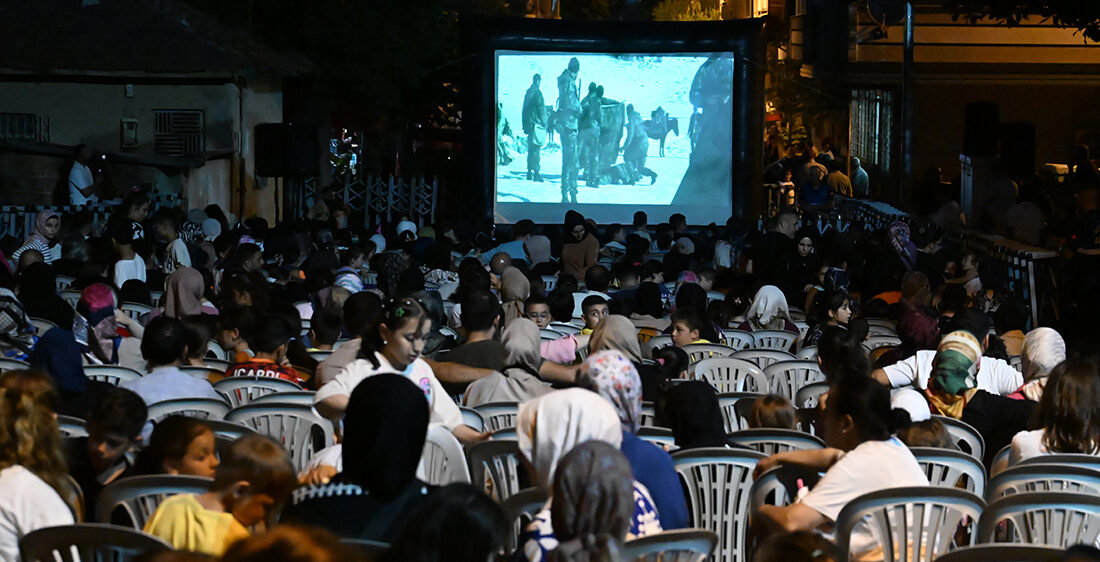 Gaziosmanpaşa Belediyesi, açık hava sinema etkinliklerinde Türk sinemasının unutulmaz filmlerini