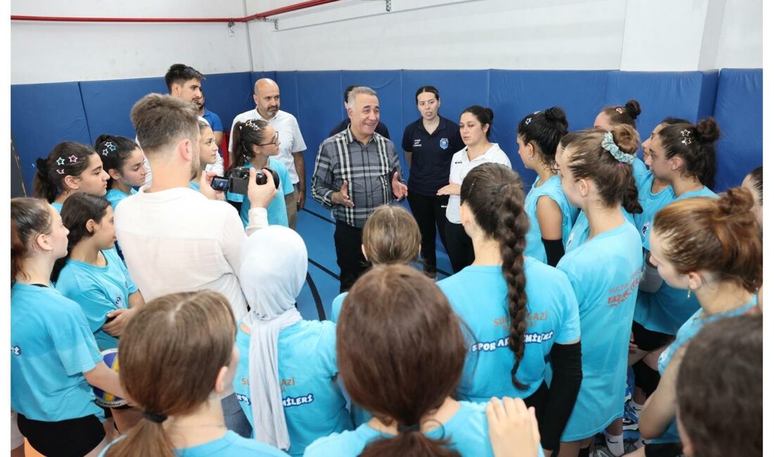 Yaz Spor Okulları’nda eğitim alan genç voleybolcularla bir araya geldi.