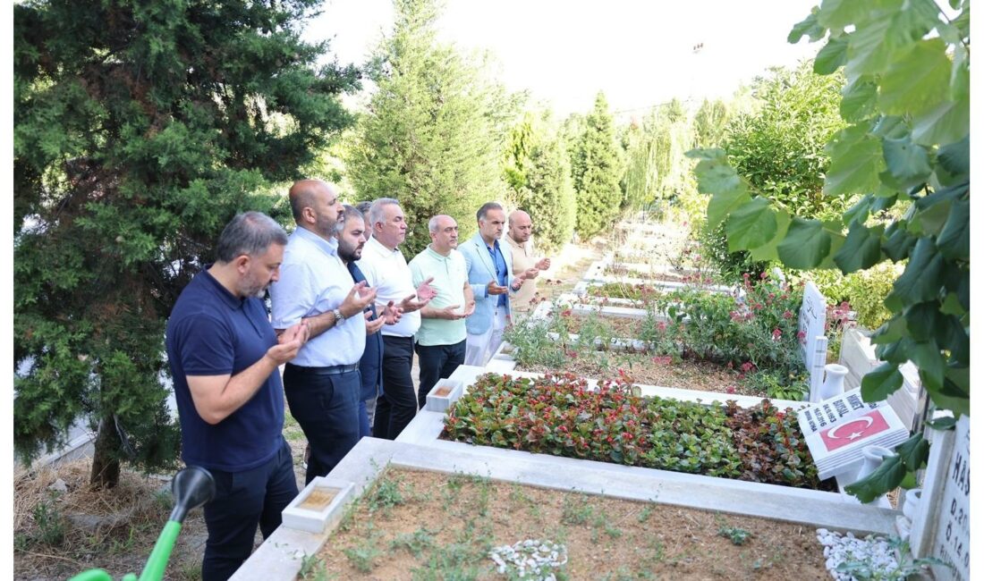 Sultangazi Belediyesi’nce darbe girişiminin yıldönümünde düzenlenen programa binlerce kişi katıldı.
