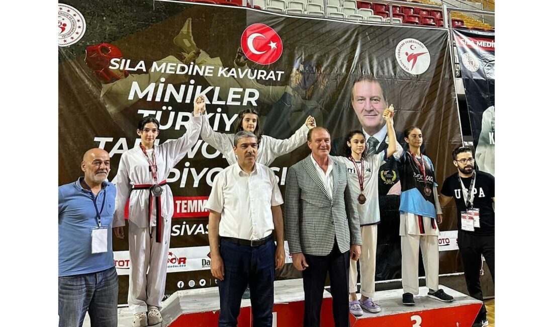 Sultangazili sporcular müsabakada 4 altın madalya birden kazandı.