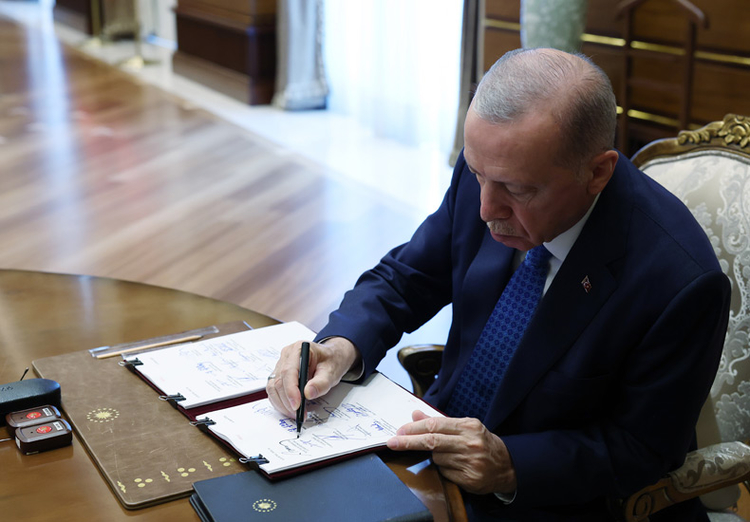 23 general ve amiral bir üst rütbeye, 77 albay ise