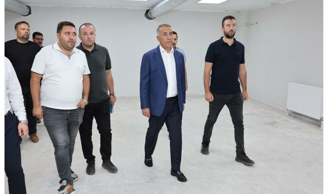 Sultangazi Belediye Başkanı Abdurrahman Dursun, Cebeci Mahallesi’nde inşaatı süren Ana