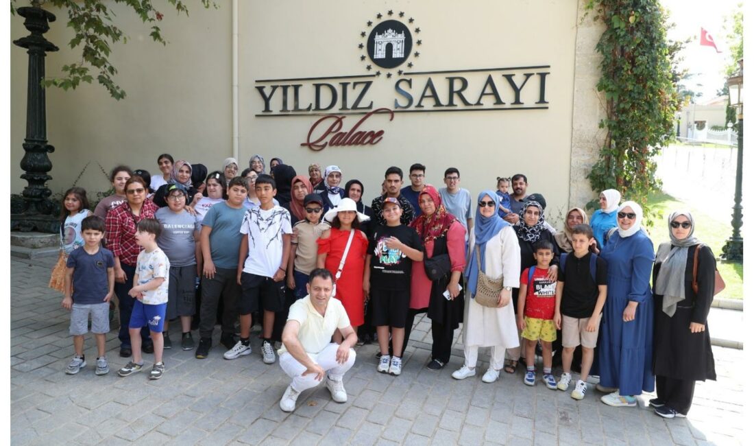 Engelli bireyler aileleriyle beraber Yıldız Sarayını ziyaret etti.