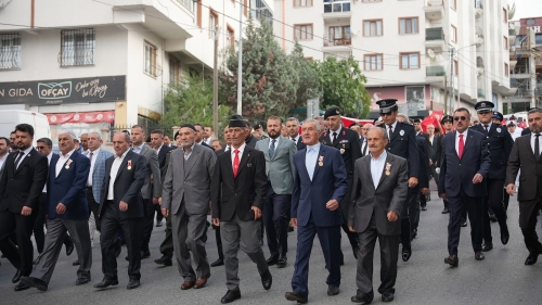 Arnavutköy’de Gaziler Günü münasebetiyle gerçekleştirilen anma töreni, 15 Temmuz Meydanı’nda