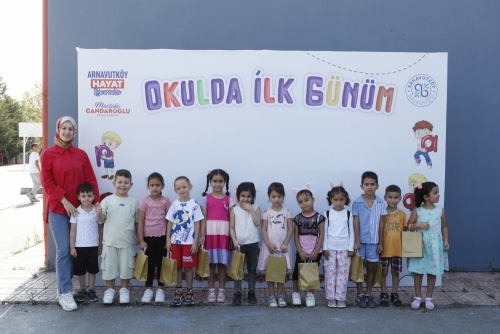Arnavutköy Belediyesi, okula başlayan minik öğrencilerinin ilk gün heyecanını projelendirdi.