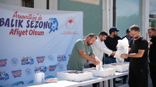 Başkan Mustafa Candaroğlu’nun öncülüğünde, ilçenin farklı noktalarında tonlarca taze balık,