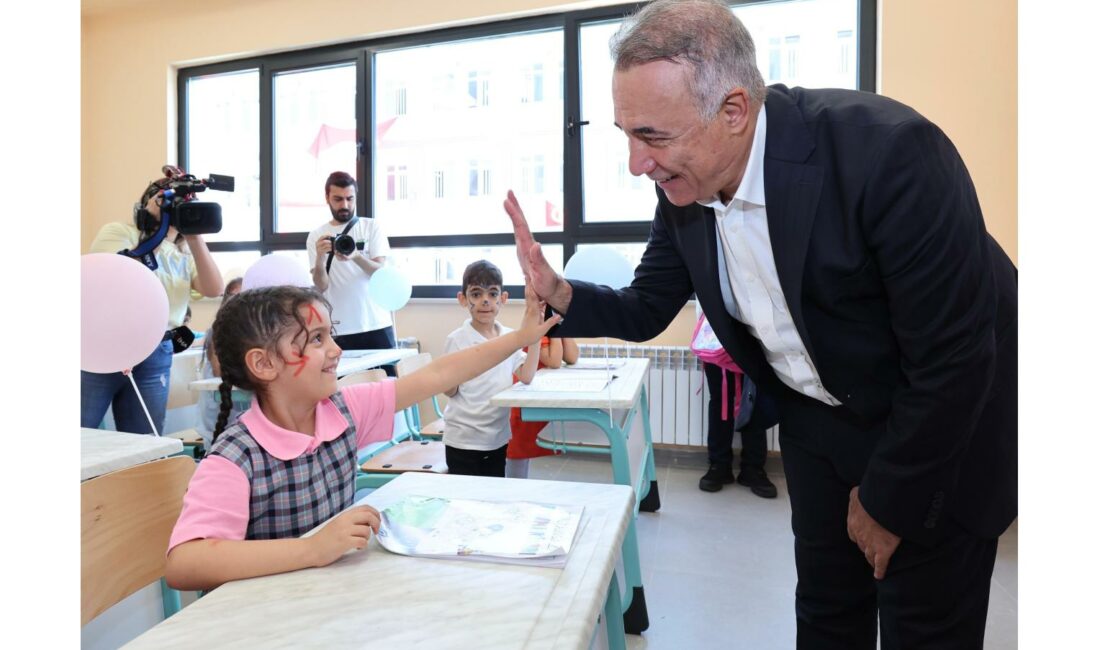 Sultangazi Belediyesi, öğrencilere çanta ve kırtasiye seti hediye etti.