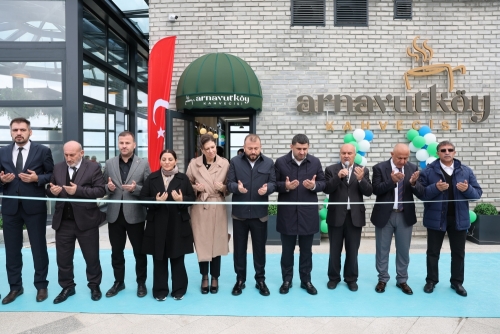 Arnavutköy Belediye Başkanı Mustafa Candaroğlu,  Karaburun’daki  Arnavutköy Kahveci'sinin
