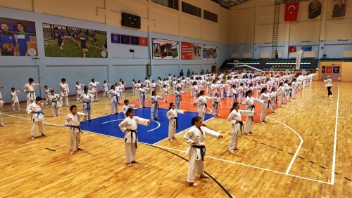 Arnavutköy Belediyesi Karate Takımı, yoğun bir antrenman temposuyla çalışmalarını sürdürüyor.