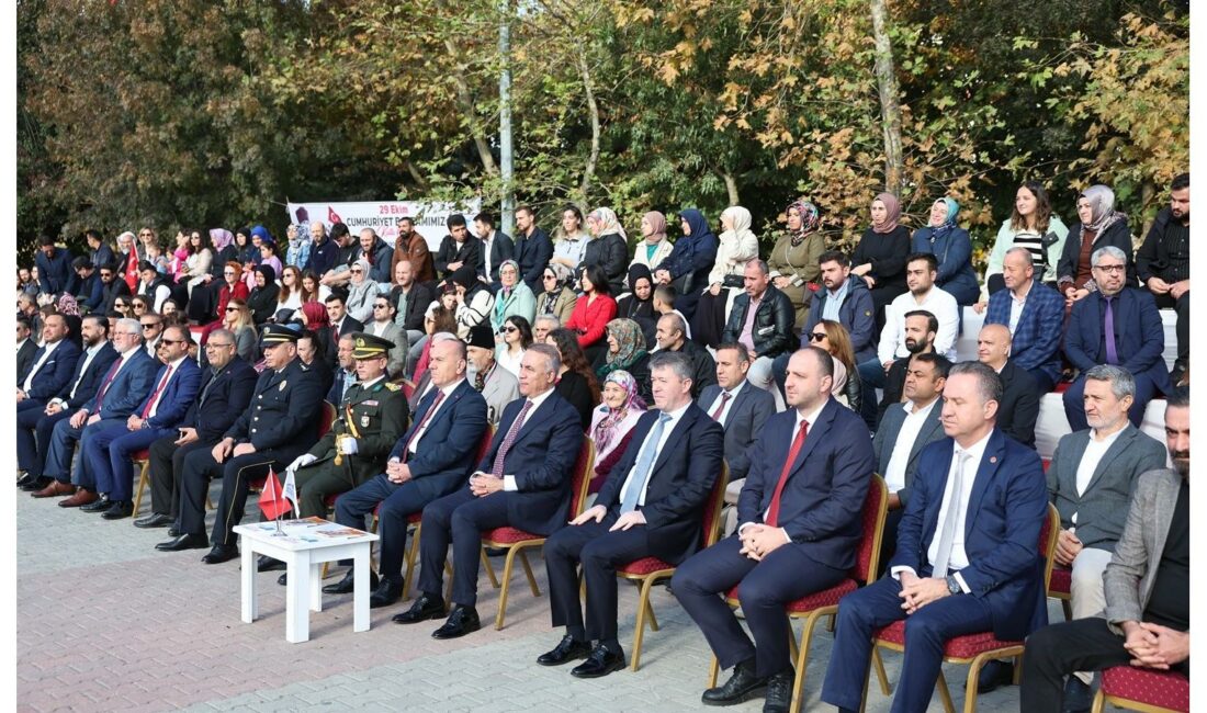  Sultangazi Belediyesi Etkinlik Alanı’nda düzenlenen programa vatandaşların ilgisi yoğun