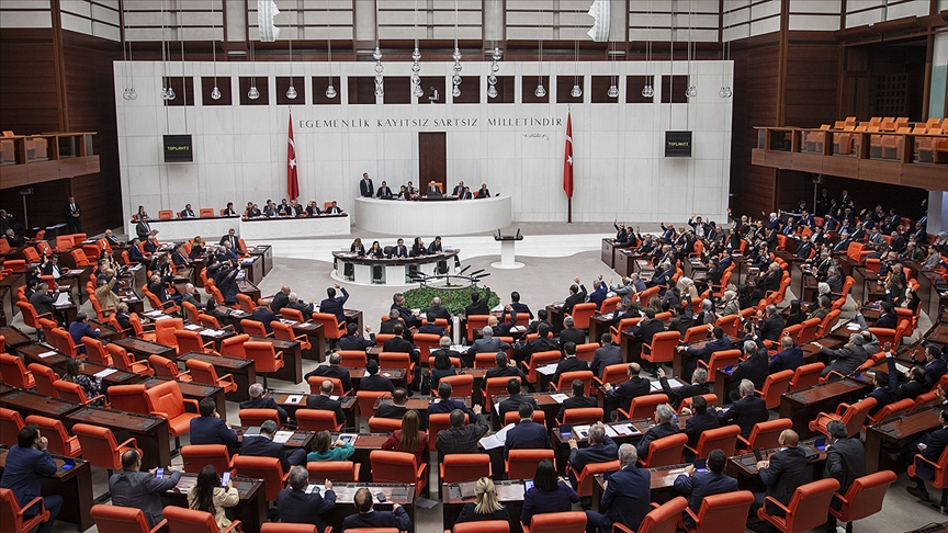 Öğretmenlik mesleği yeterlikleri çerçevesinde belirlenen teorik ve uygulamalı derslerden oluşan