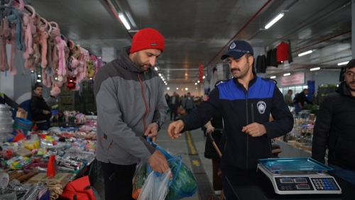 Arnavutköy Belediyesi Zabıta Müdürlüğü ekipleri, vatandaşların pazar alışverişlerini daha güvenli