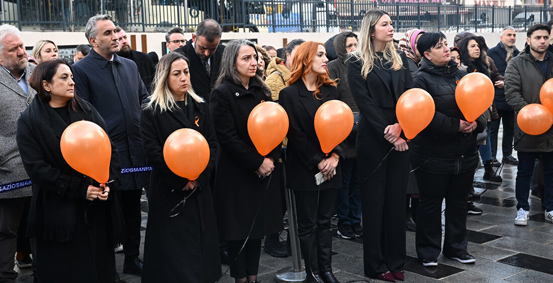 Gaziosmanpaşa Belediyesi tarafından düzenlenen etkinliğe katılanlar, kadın cinayetlerine tepki gösterdi.