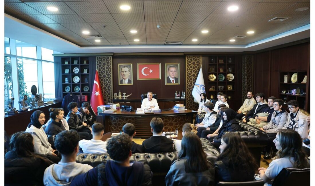 Sultangazi Belediye Başkanı Abdurrahman Dursun, ilçedeki gençlerle bir araya gelmeye