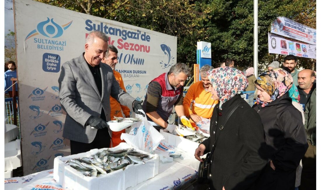 Sultangazi Belediyesi, Merkez Habibler’de kurduğu stantta vatandaşa ücretsiz balık dağıtımı