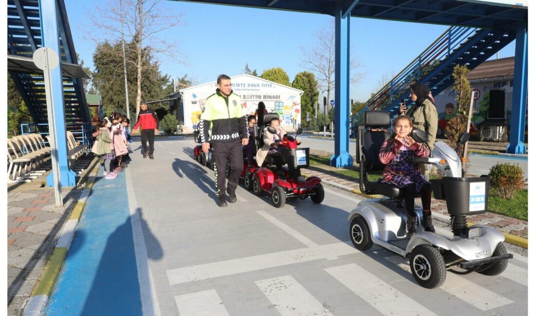 Sultangazi Belediyesi, çocuklara küçük yaşta trafik ve deprem bilinci kazandırmaya