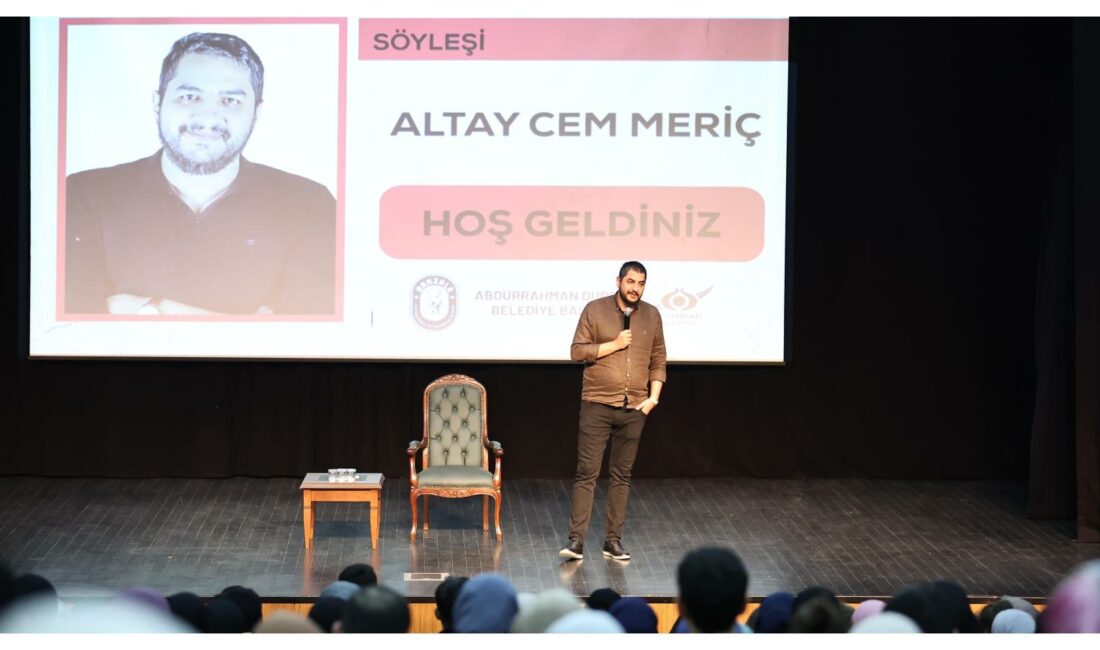 Sultangazi Belediyesi’nce düzenlenen programda yazar Altay Cem Meriç, katılımcılarla Okumak