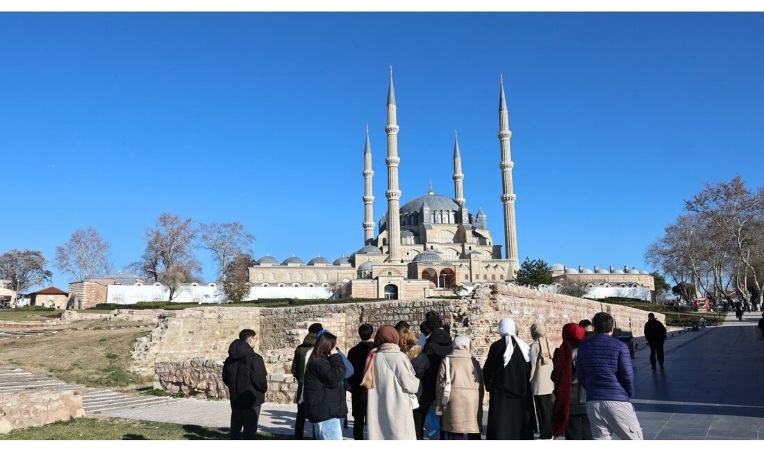 Sultangazi Eğitime Destek Akademisi (SEDA), üniversite sınavına hazırlanan öğrencilerini motive
