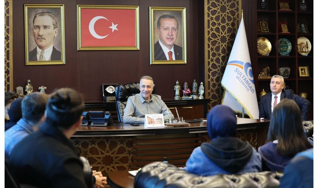 Sultangazi Belediye Başkanı Abdurrahman Dursun, gençlerle bir araya geldi.