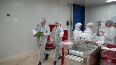 Arnavutköy Belediyesi, ruhsat denetimleriyle işletmelerin yasal mevzuata uygun çalışmasını sağlıyor.