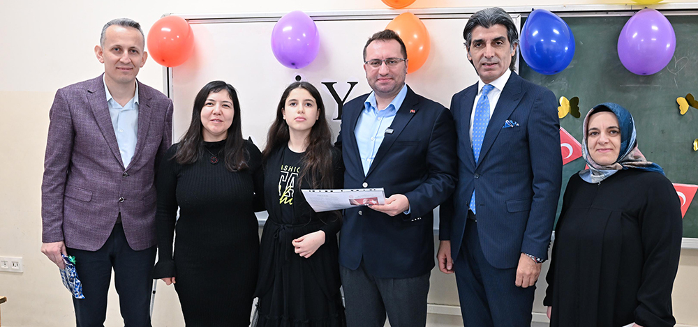 Gaziosmanpaşa Belediye Başkanı Hakan Bahçetepe, görme engelli Ayşegül Baydemir’e karne